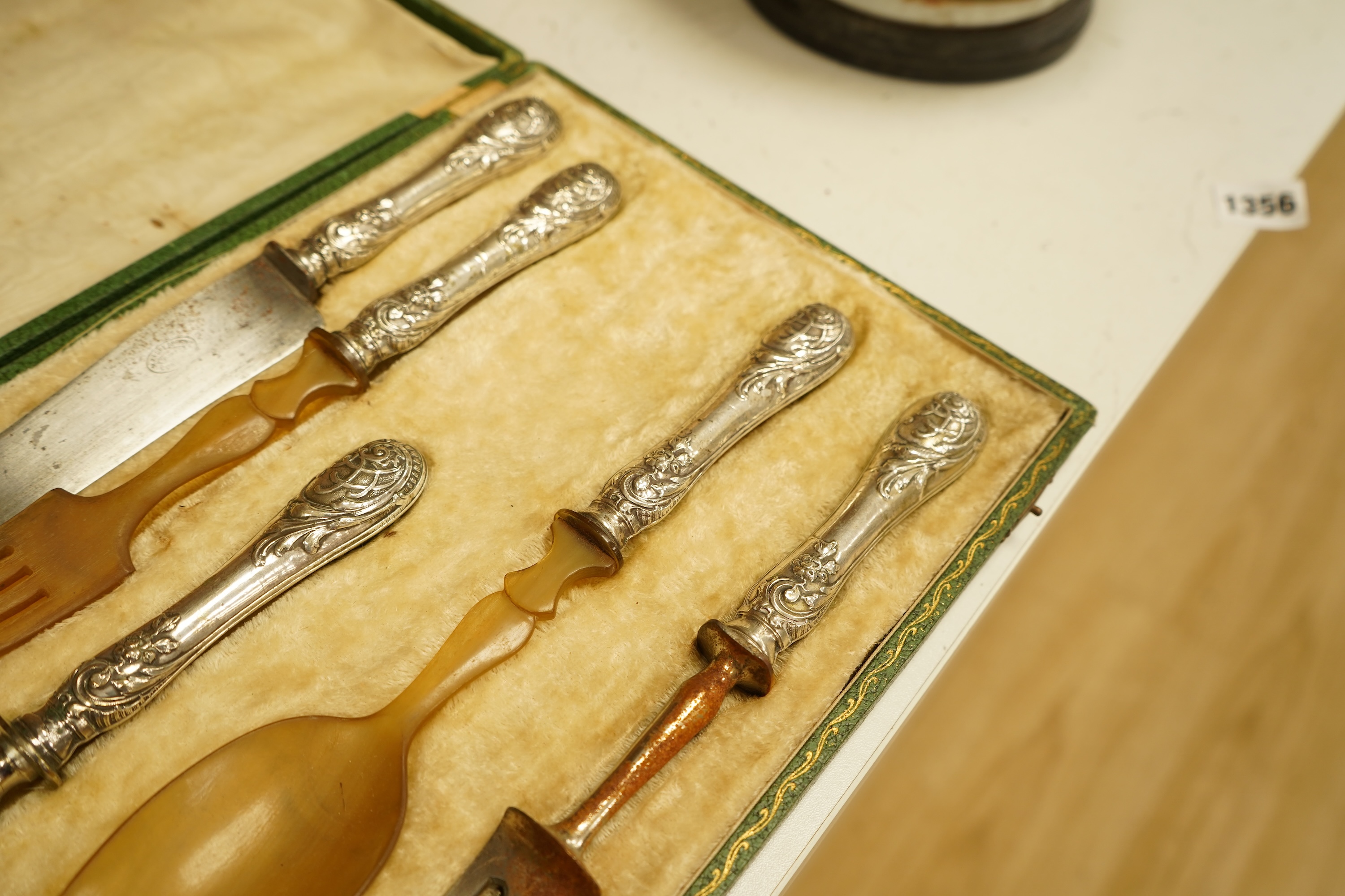 A silver plated cased serving set together with a leather humidor with key, 28cm wide